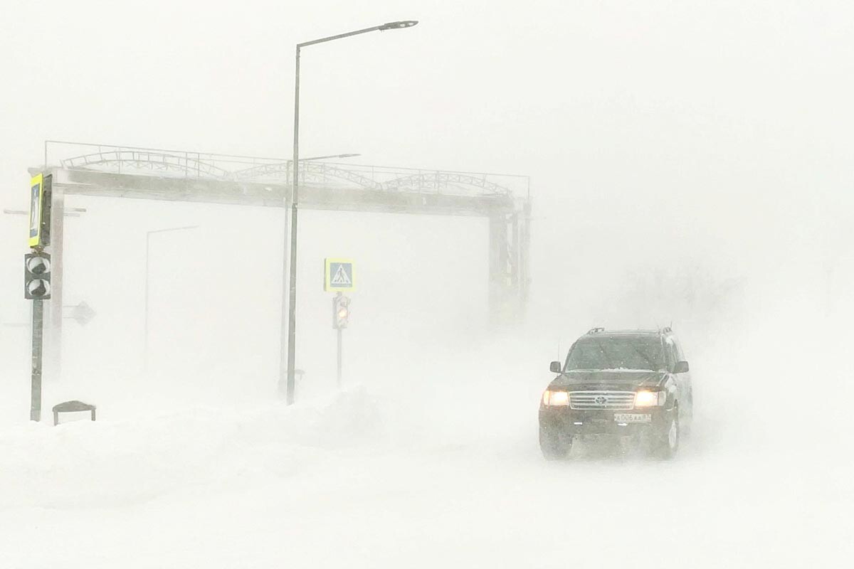 Anadyr. Ein Auto während eines Schneesturms auf einer der Straßen der Stadt.
