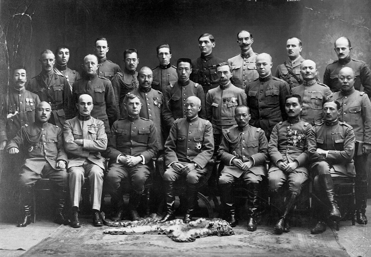 Le général américain Graves (assis, troisième à gauche) et le général japonais Otani et son état-major, Vladivostok, Sibérie, 1918-1919