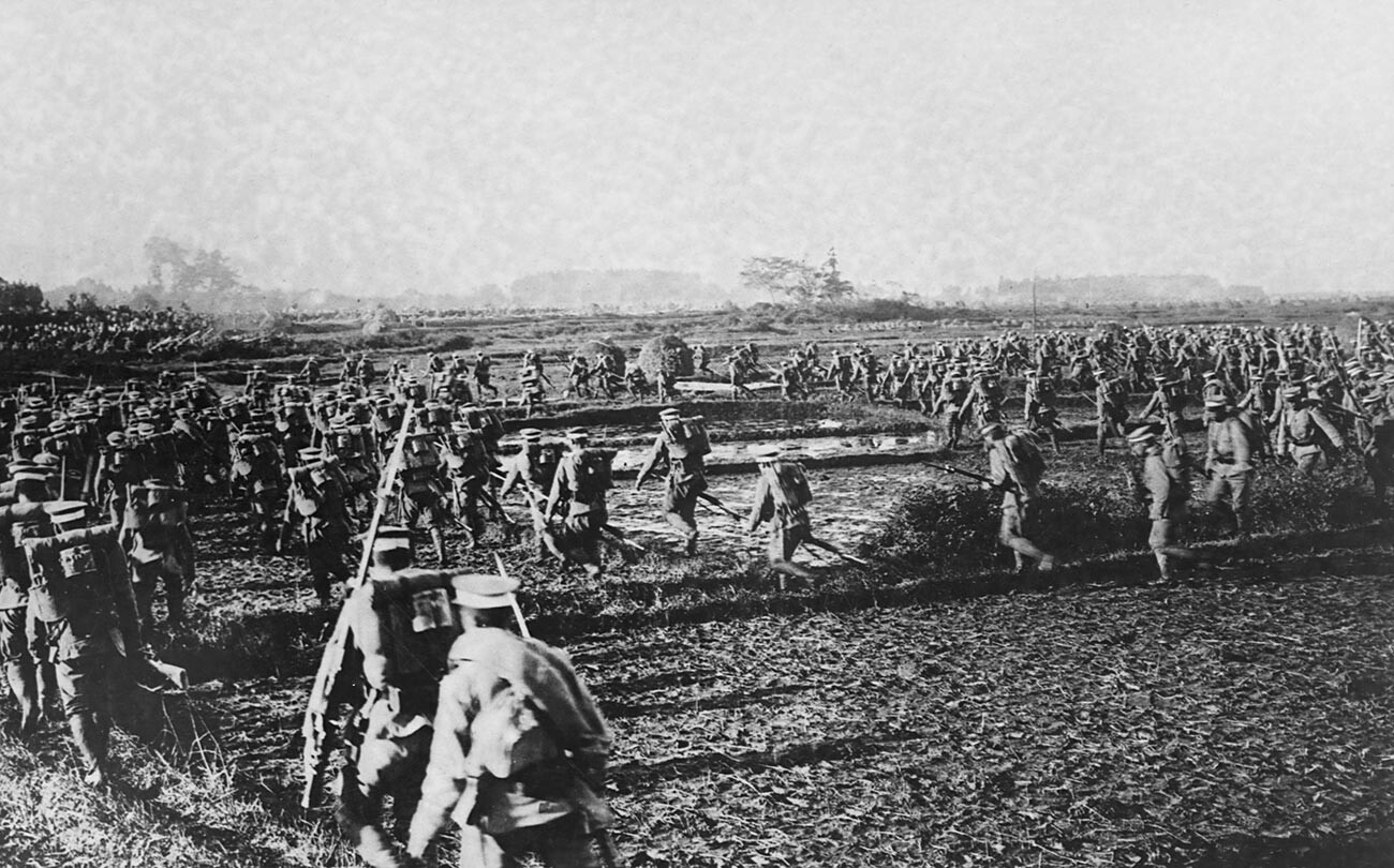 Des soldats japonais attaquent les positions des bolcheviks en Sibérie