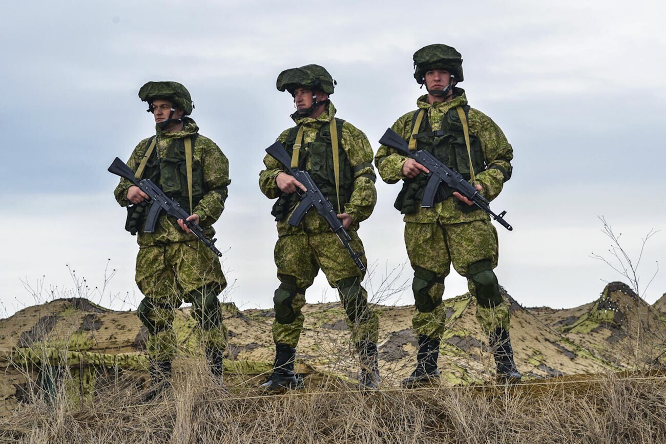Припадници на Вооружените сили на Русија за време на командно-штапски вежби на Воздухопловните сили на полигонот Опук на Крим.

