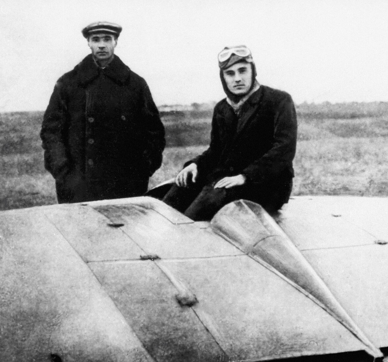 Авиаконструктор Борис Черановский (слева) и пилот-планерист Сергей Королев  у планера 