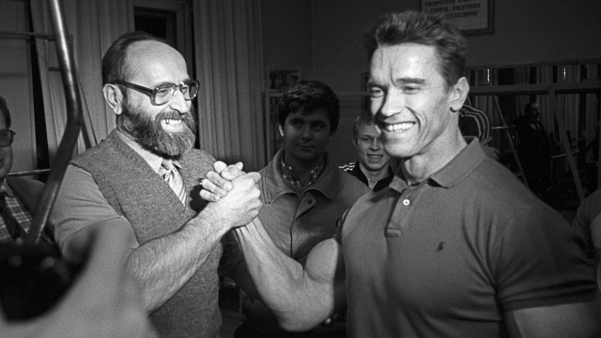 Tijekom snimanja američkog filma "Crveno usijanje", glumac i bodibilder Arnold Schwarzenegger upoznao je svog idola Jurija Vlasova. Moskovski sportski klub "Atletika", veljača 1988. 