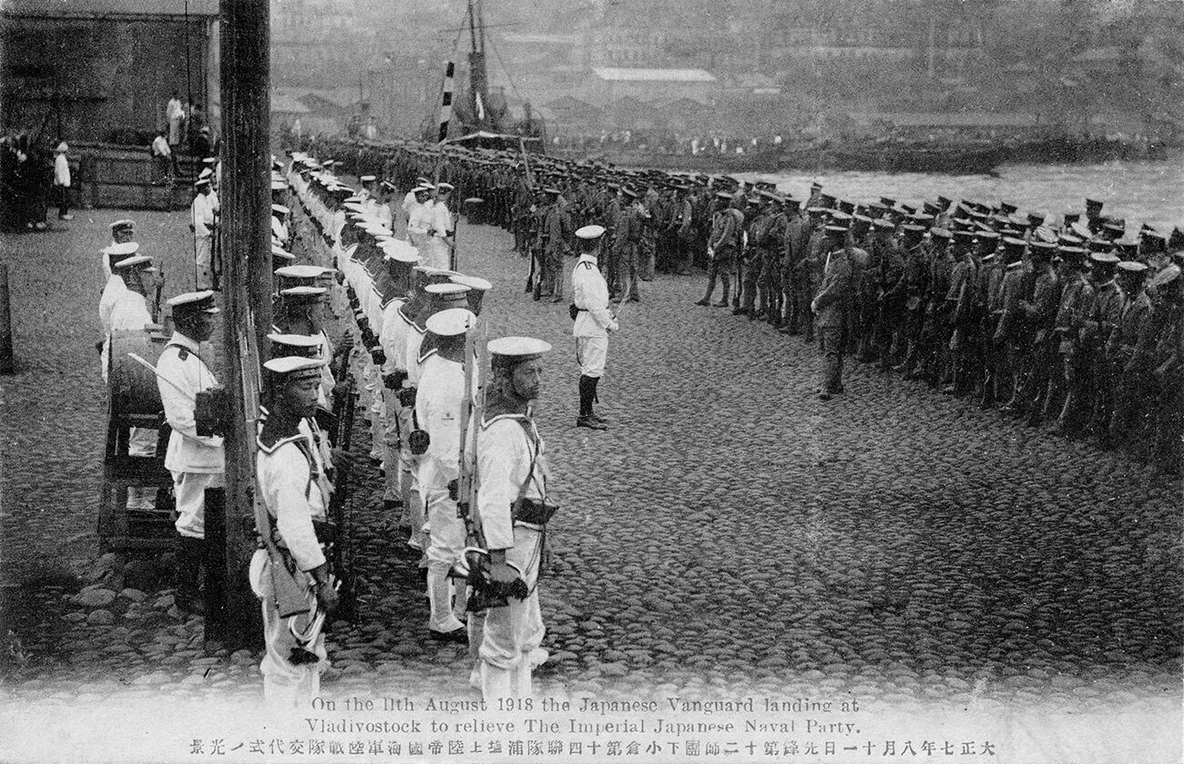 Tropas japonesas desembarcando em Vladivostok, Rússia, em 11 de agosto de 1918