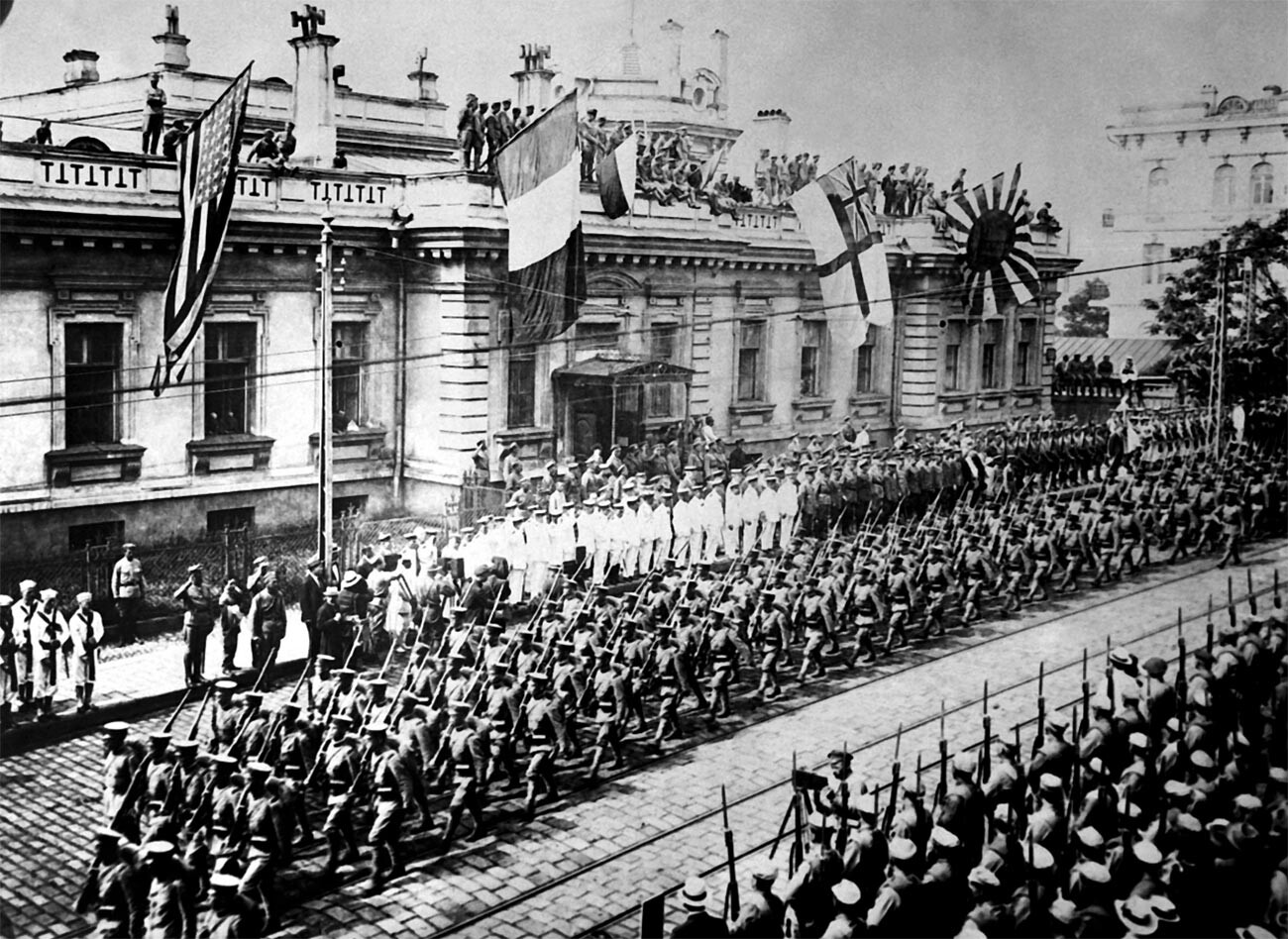 Soldados e marinheiros dos Aliados em Vladivostok, em setembro de 1918