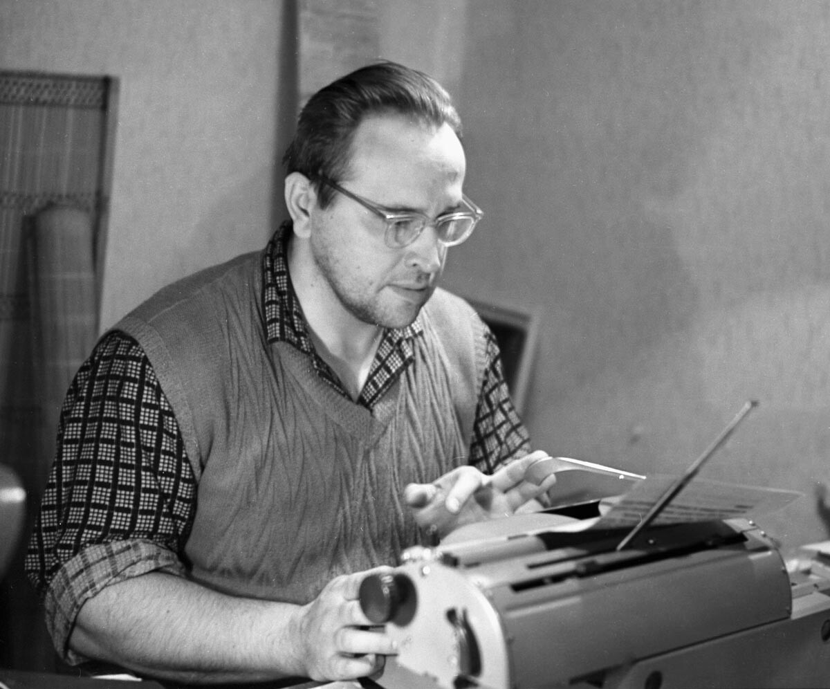 Yuri Vlasov working on his book, 1968