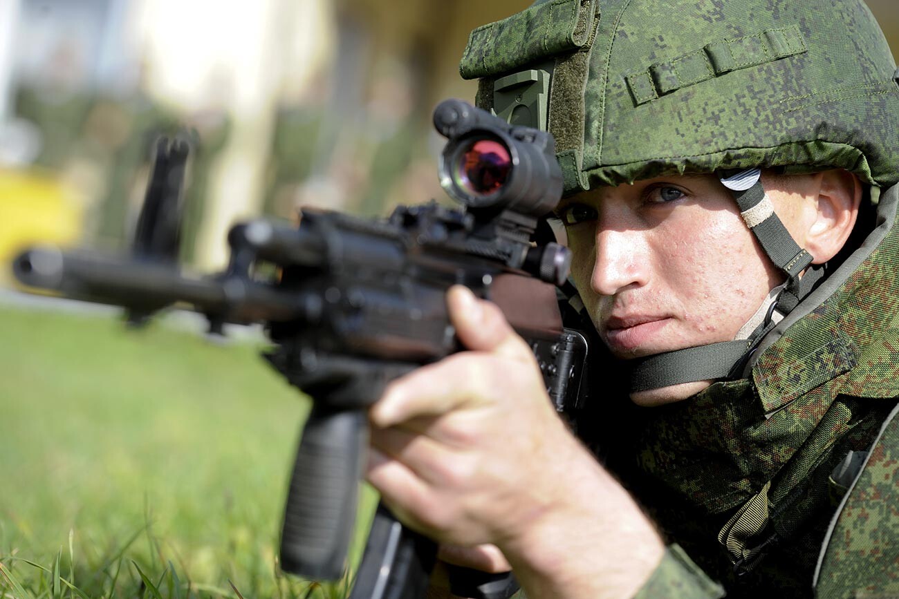 Soldat mit einer Kalaschnikow AK-12.