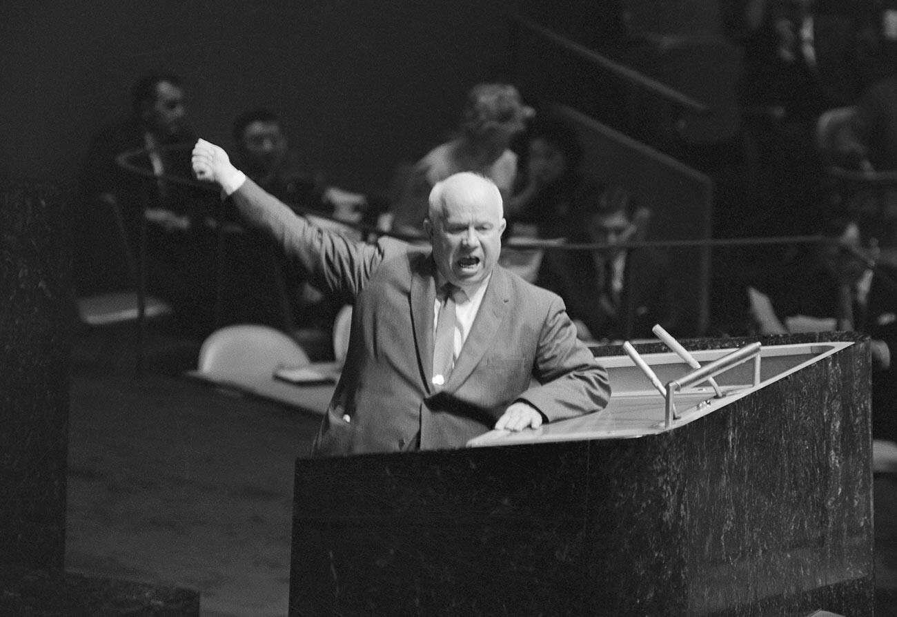 Khrushchev berpidato di PBB (tanpa sepatu di tangannya).