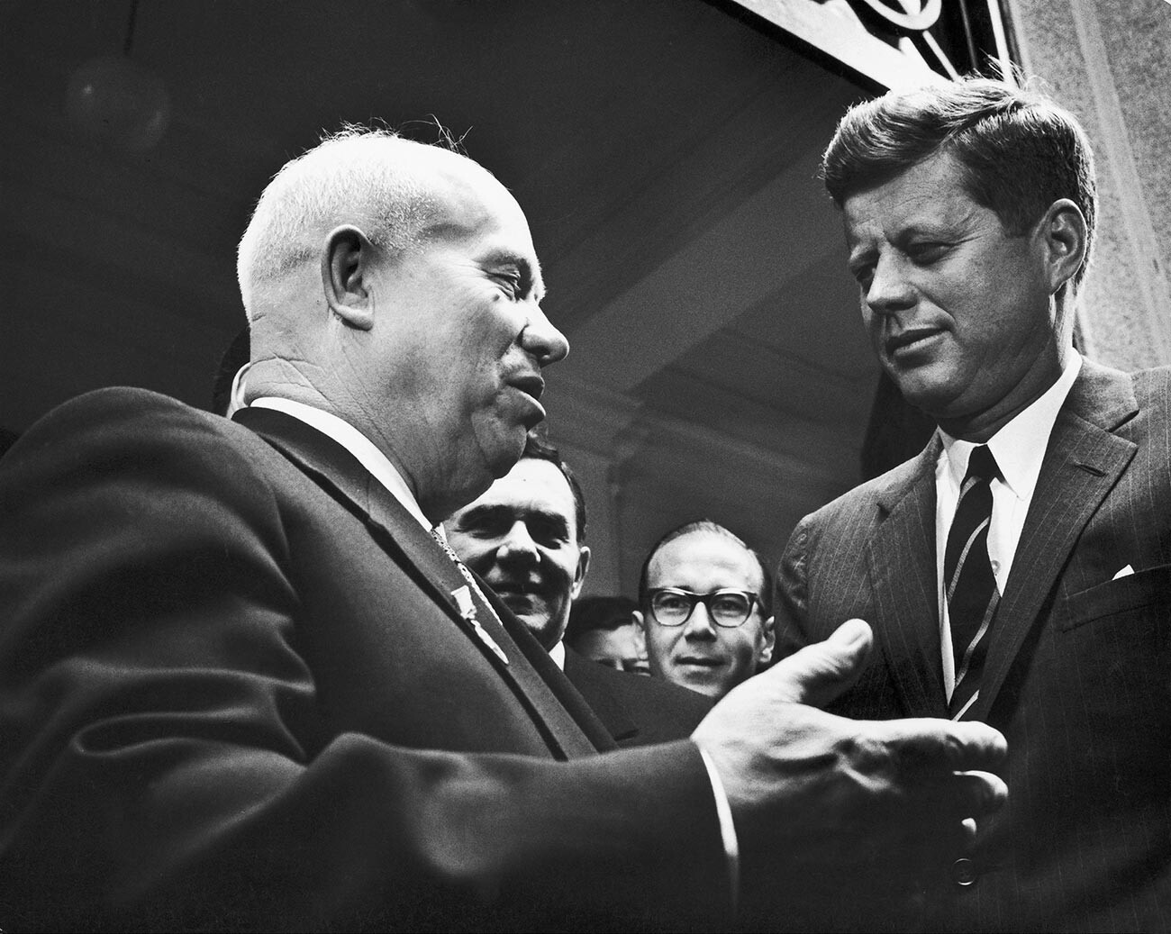 Nikita Khrushchev dan J. F. Kennedy