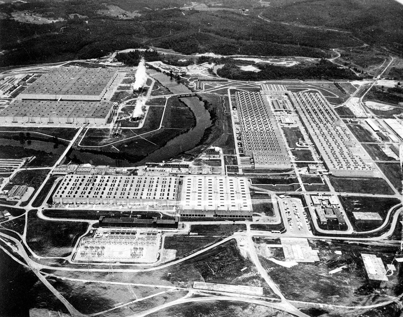 Vista aérea da instalação de pesquisa nuclear da Comissão de Energia Atômica em Oak Ridge