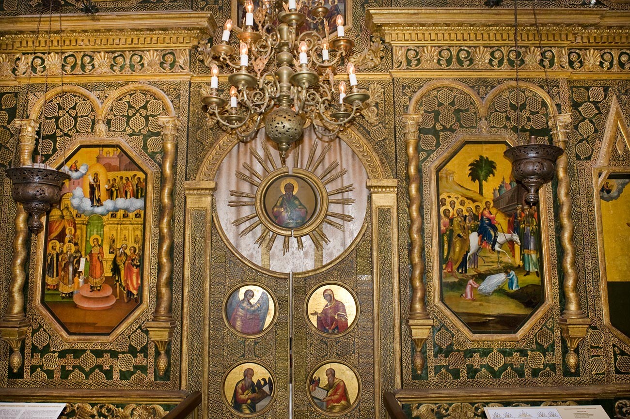 Saint-Basile, église de l'Entrée à Jérusalem. Iconostase avec l'icône de l'Entrée du Christ à Jérusalem (à droite).