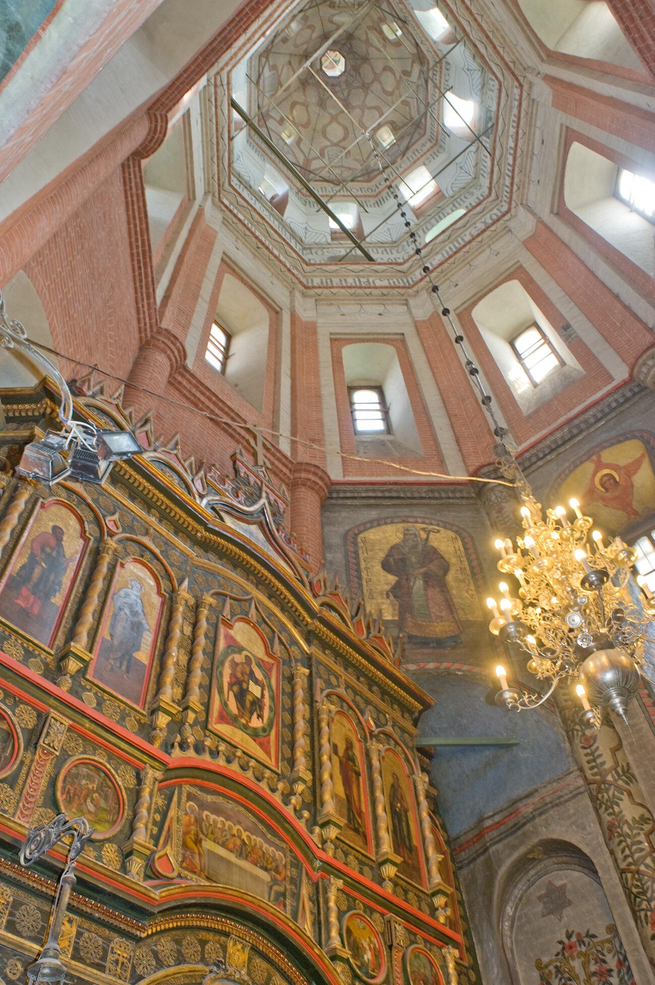 Saint-Basile. Intérieur de l'église de l'Intercession avec iconostase et tour.