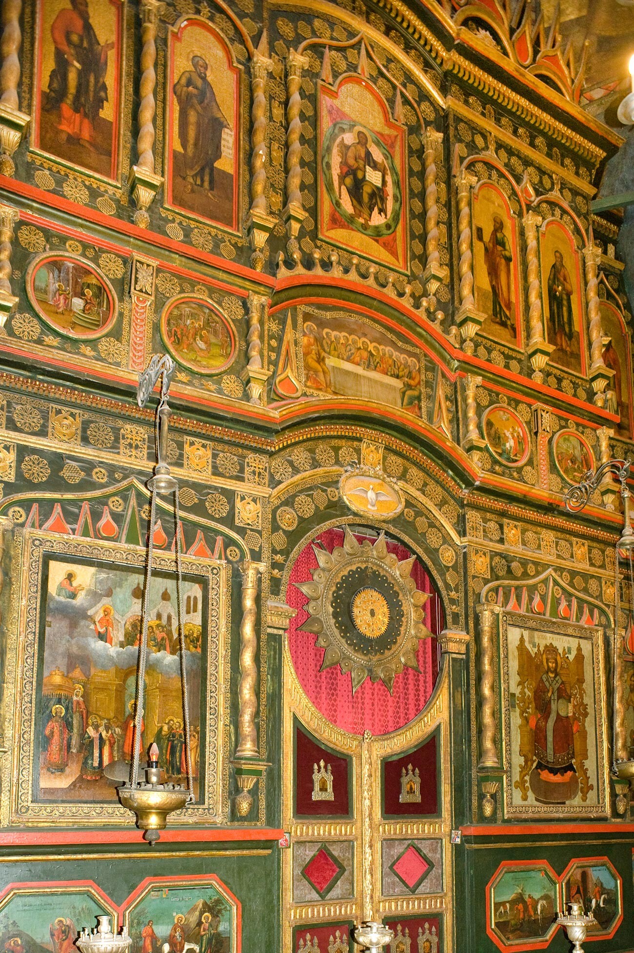 Saint-Basile, église de l'Intercession. Iconostase du XVIIIe siècle avec l'icône de l'Intercession (à gauche).