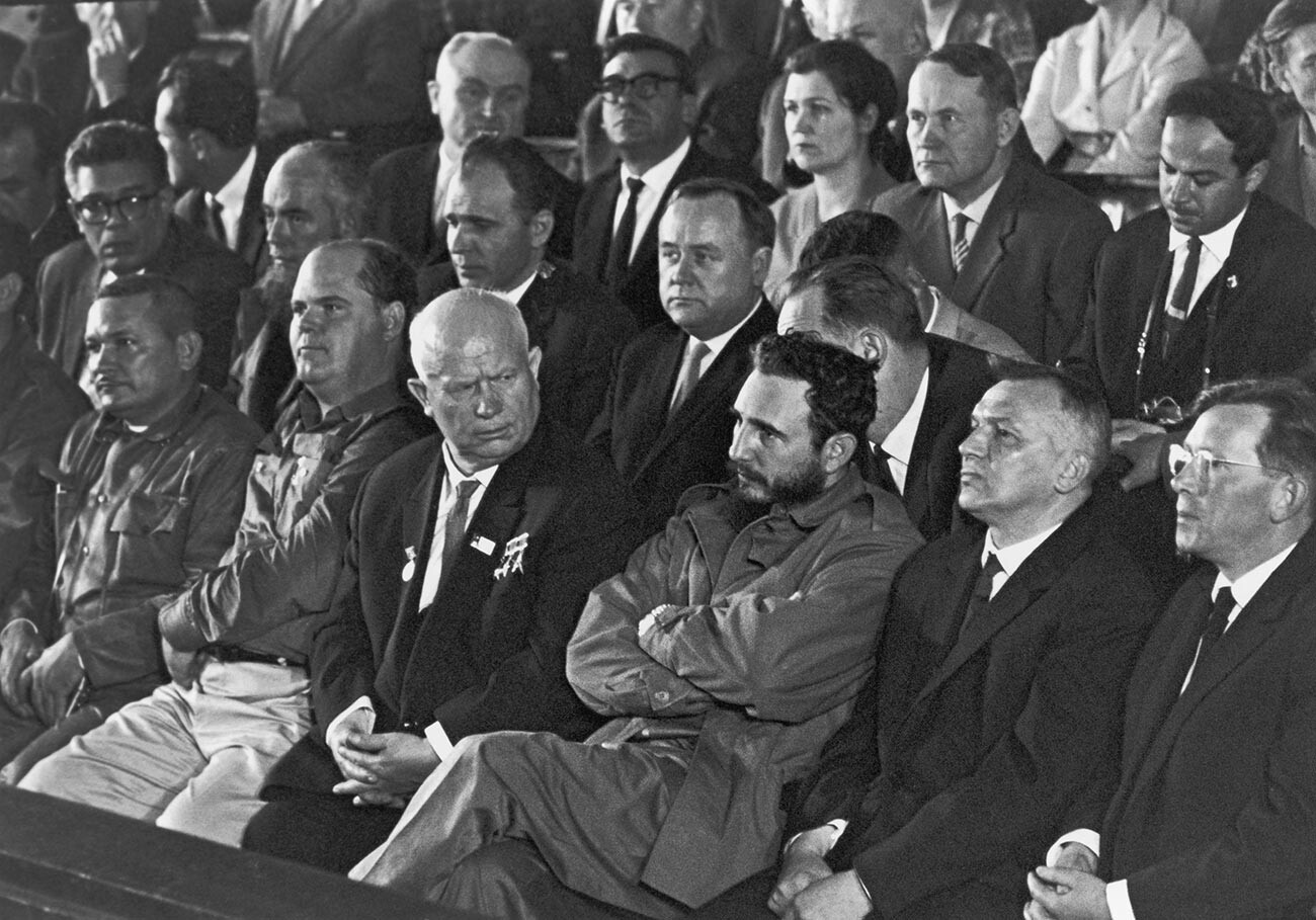 Nikita Khrushchev e Fidel Castro assistono a un evento sportivo
