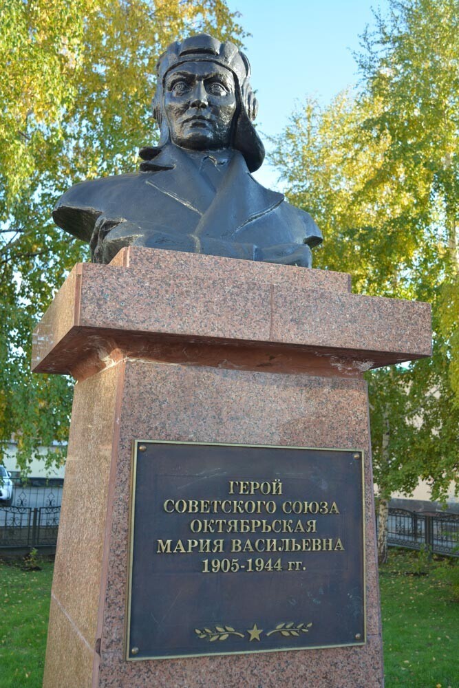 Monumen pahlawan Uni Soviet Mariya Oktyabrskaya di Tomsk.
