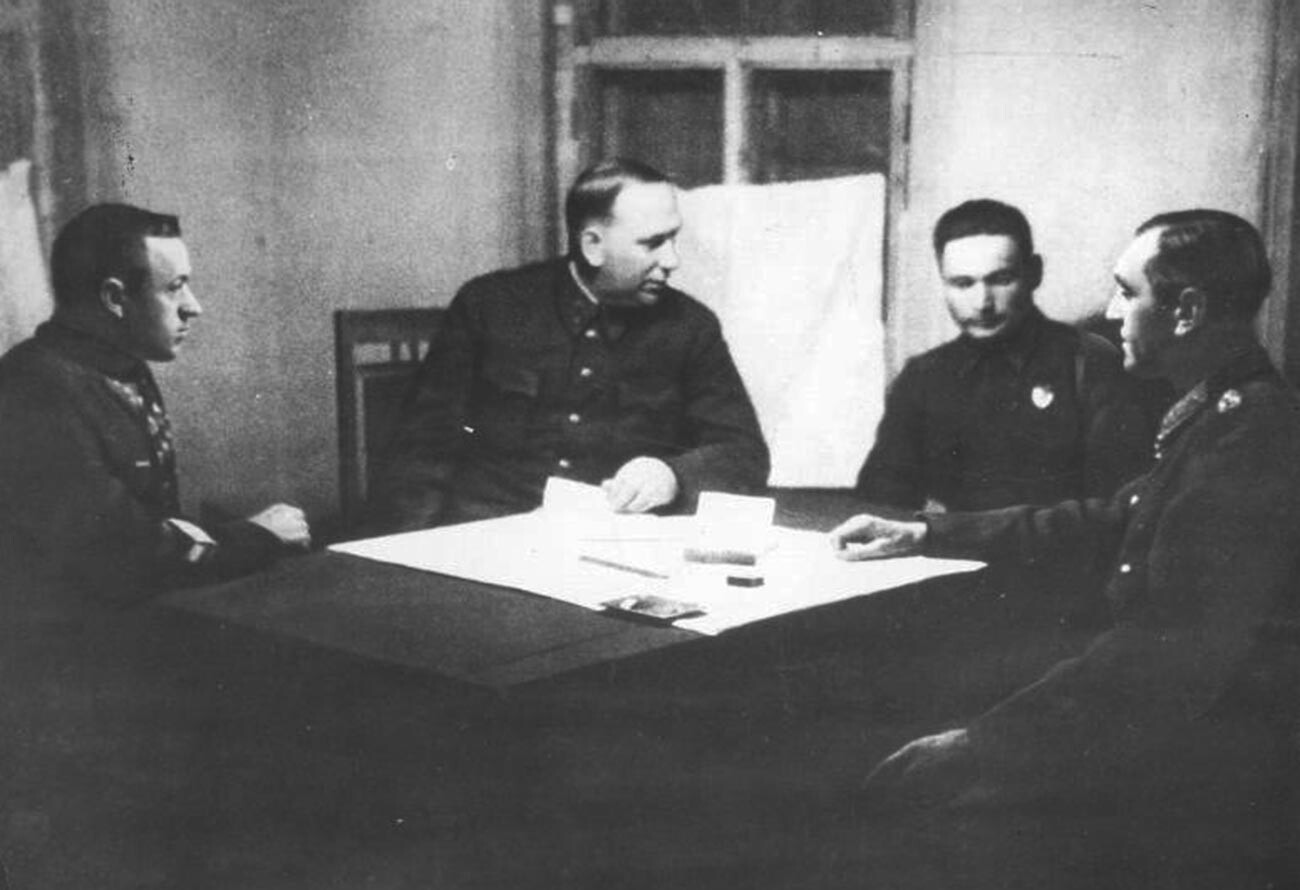 Генерал-лейтенант Константин Рокоссовский (слева) допрашивает командующего 6-й немецкой армией фельдмаршала Фридриха Паулюса.