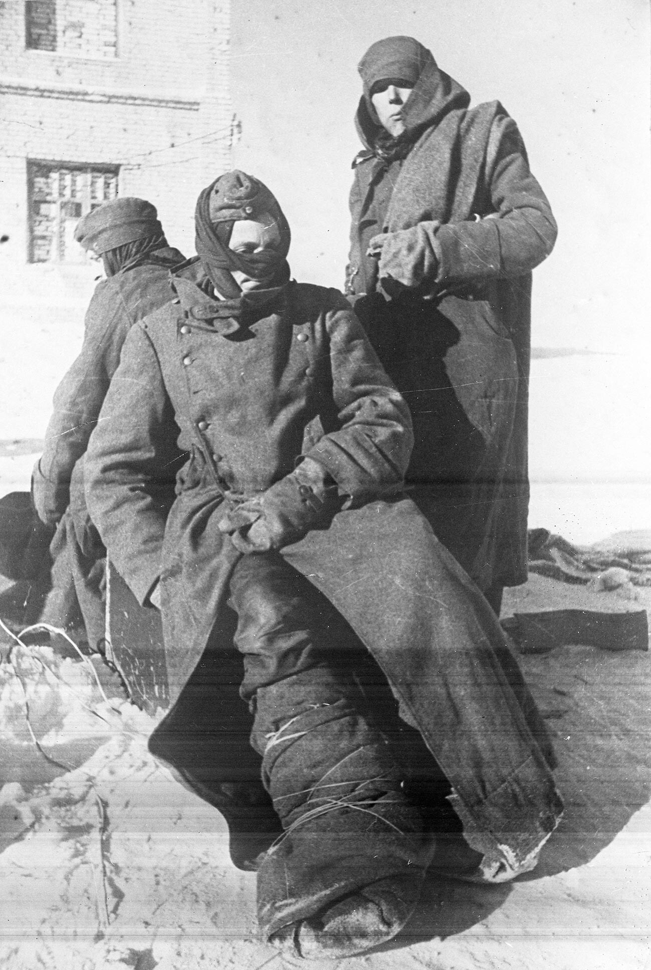 Пленные немцы под Сталинградом, январь 1943 года.