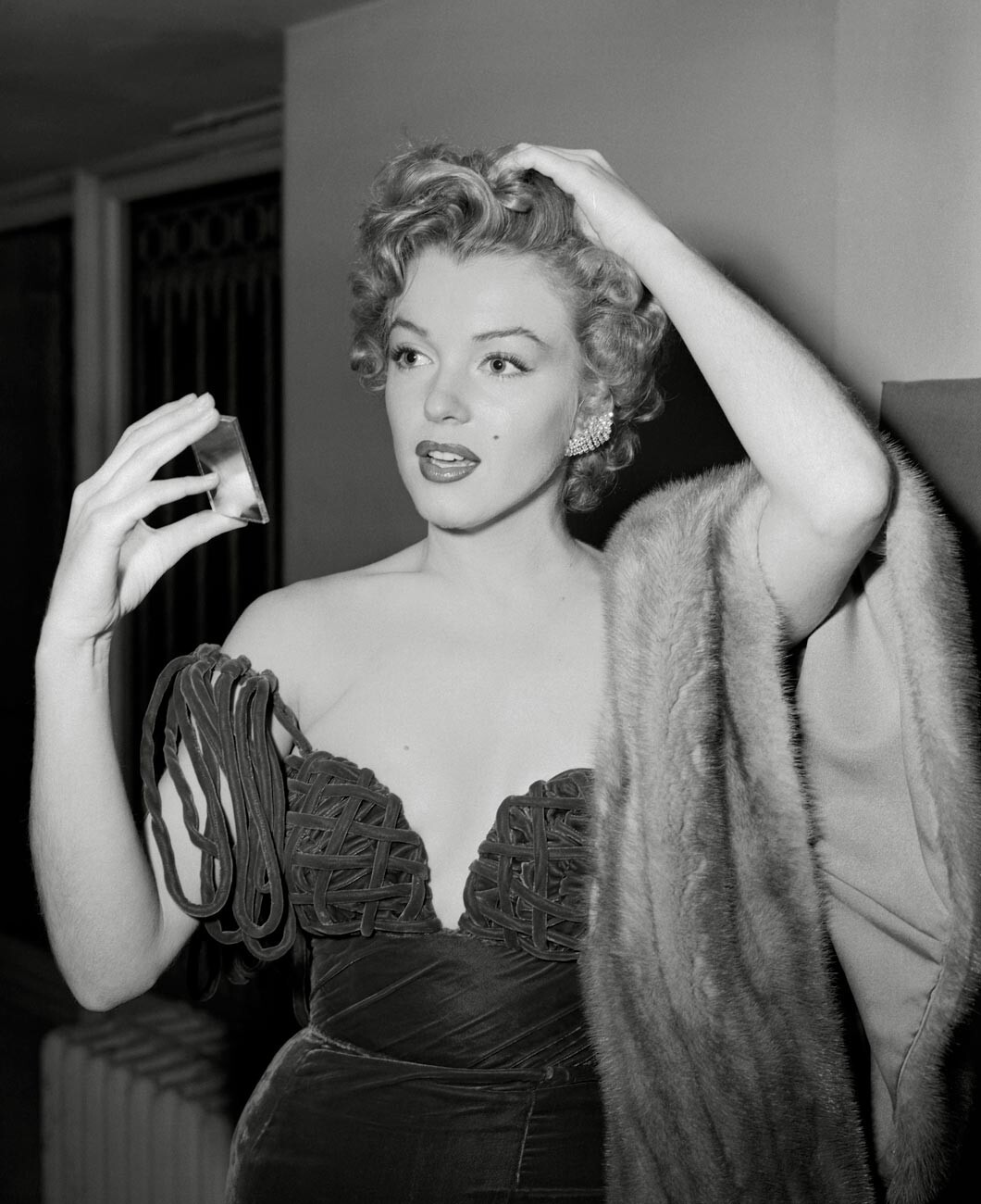 Marilyn Monroe indossa un abito da sera firmato Oleg Cassini ai Golden Globe del 1952
