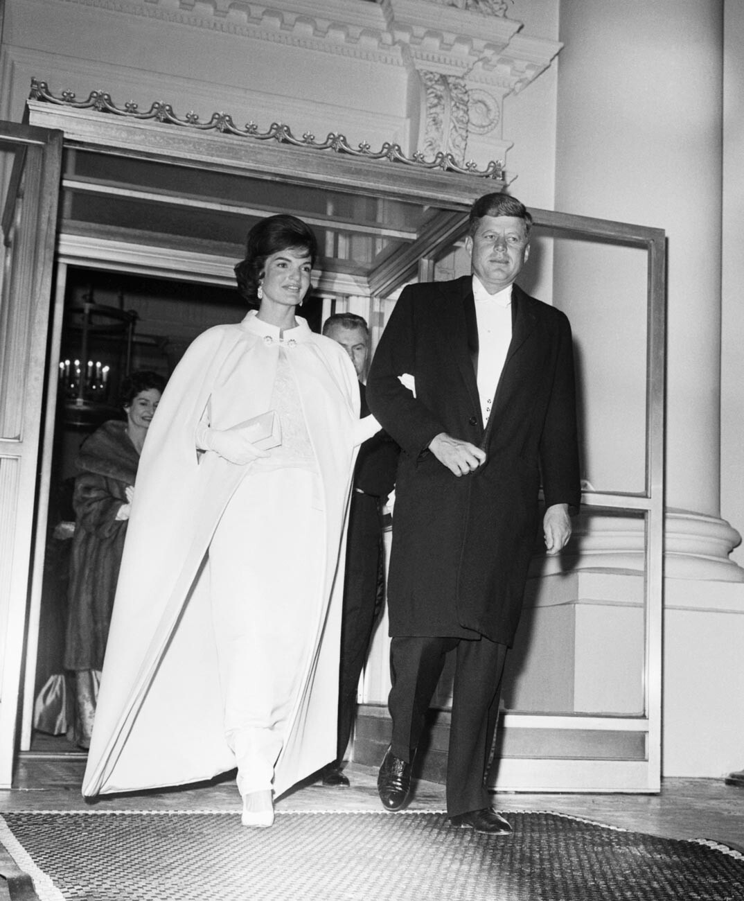 John F. Kennedy e la First Lady Jacqueline Kennedy. Quest’ultima indossa un abito di Oleg Cassini
