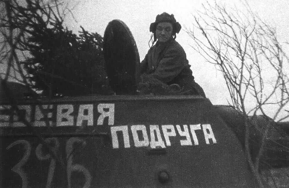 Maria Oktjabrskaja und ihr Panzer „Bojewaja Podruga“ („Kämpfende Freundin“).