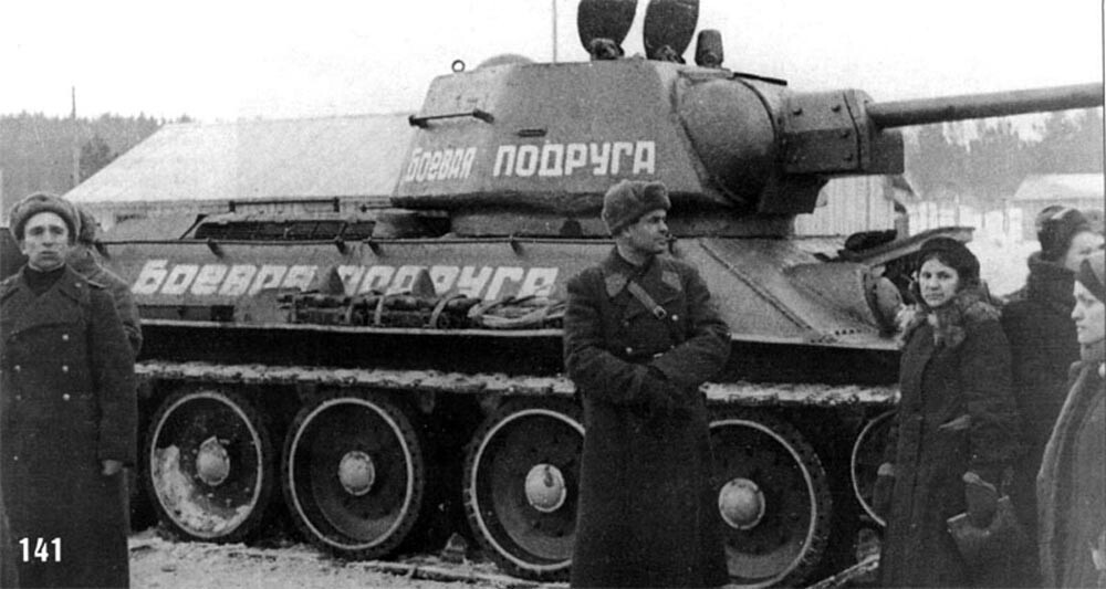 Maria Oktjabrskaja und ihr Panzer „Bojewaja Podruga“ („Kämpfende Freundin“).
