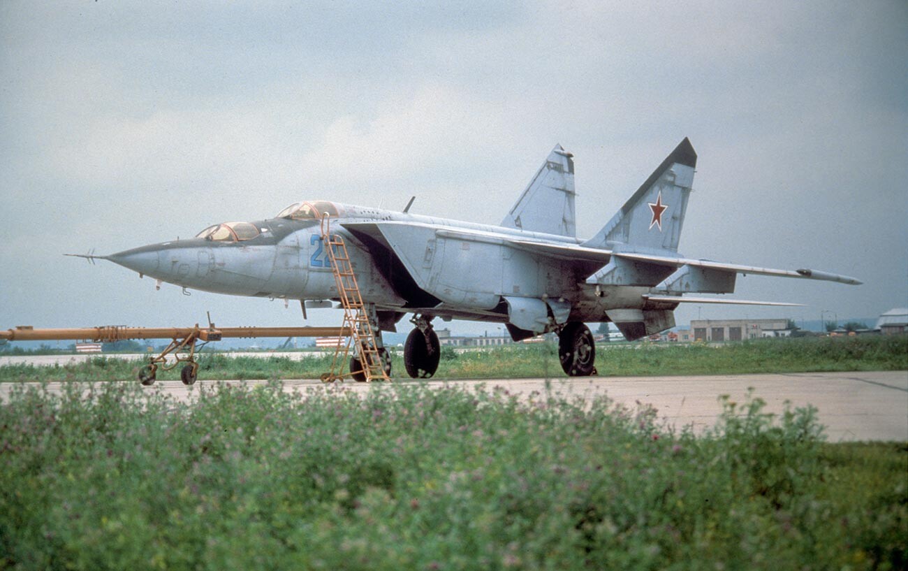 Совјетски ловац-пресретач за борбу и обуку МиГ-25.