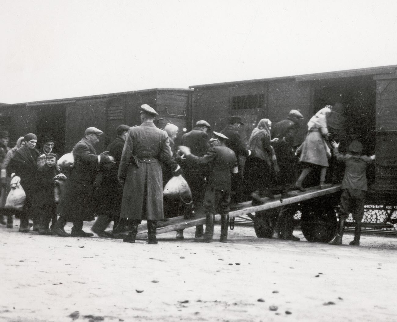 Немцы депортируют евреев из гетто