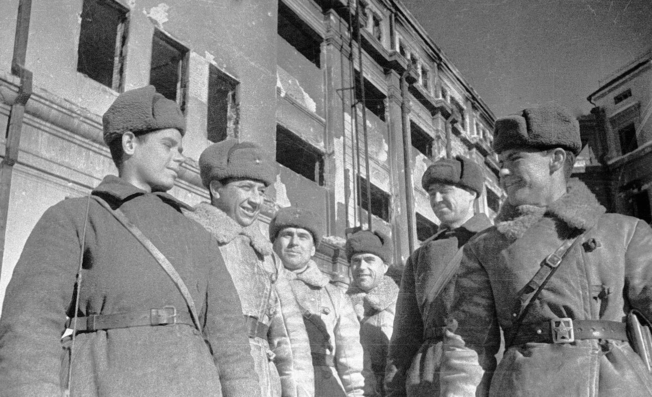 Sowjetische Soldaten und Offiziere, die das Hauptquartier des Generalfeldmarschalls und Befehlshabers der 6. Armee Nazi-Deutschlands Friedrich Paulus eroberten.