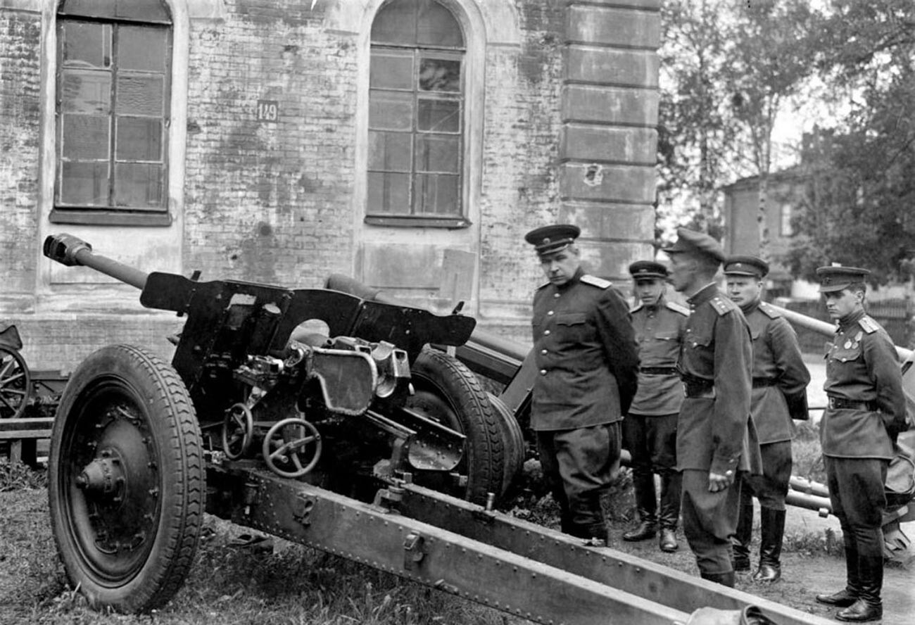Генерал-полковник Л.А. Говоров го разгледува запленетото германско оружје.

