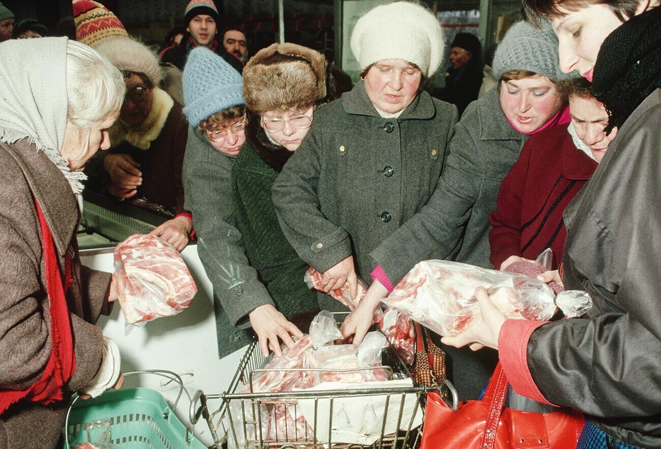 Clientes se apinham para comprar carne em um mercado estatal durante as dificuldades econômicas na União Soviética