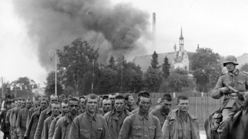 Советские военнопленные в Риге в июле 1941 года.