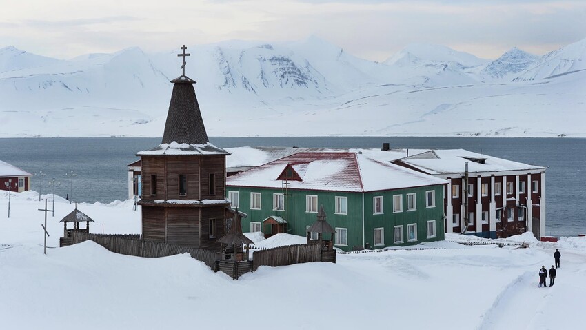 Una antigua capilla de madera en la ciudad minera de Barentsburg, en el archipiélago de Svalbard.
