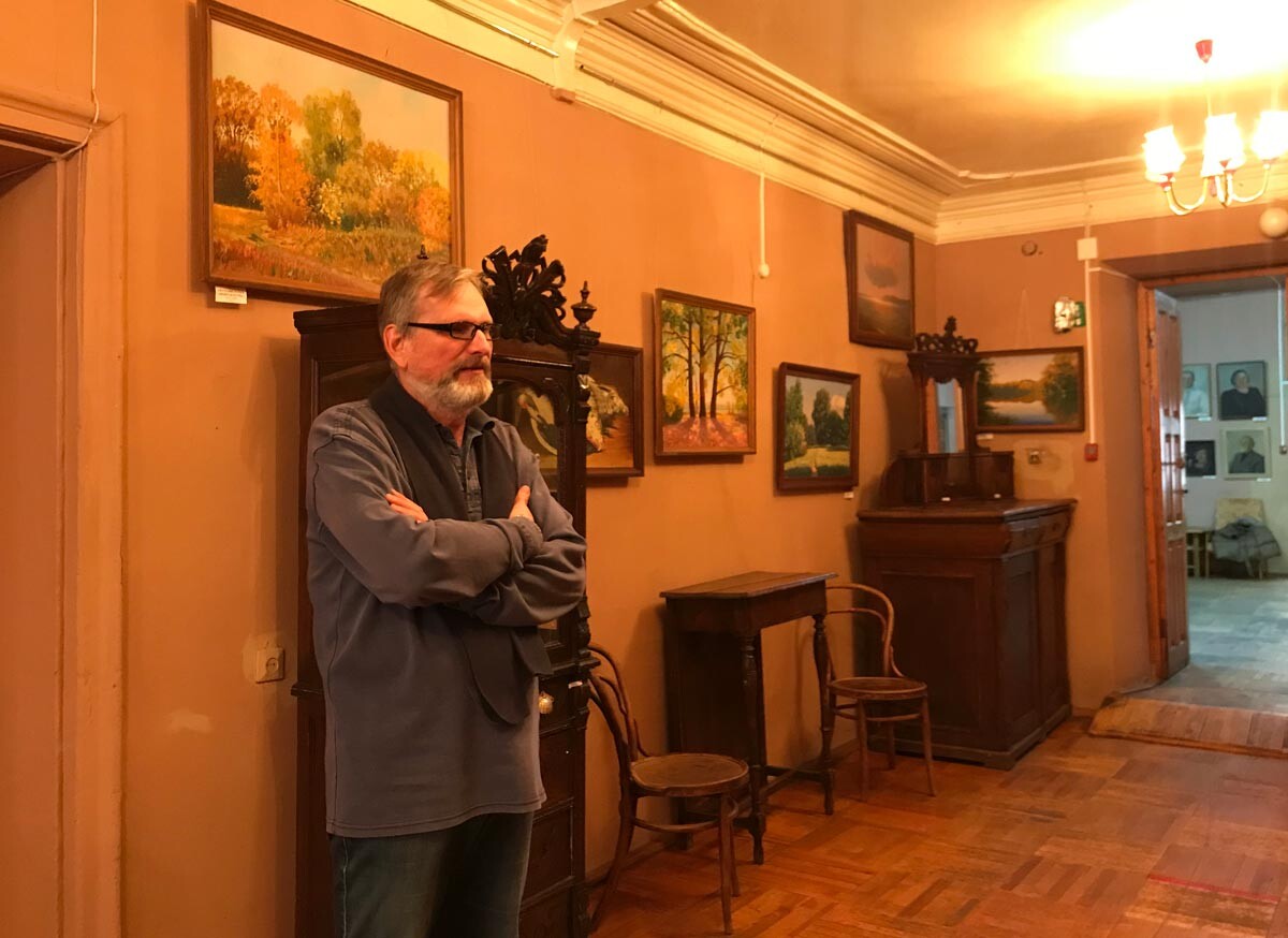 Александр Кирсанов в краеведческом музее Маркса, где хранятся предметы быта поволжских немцев.