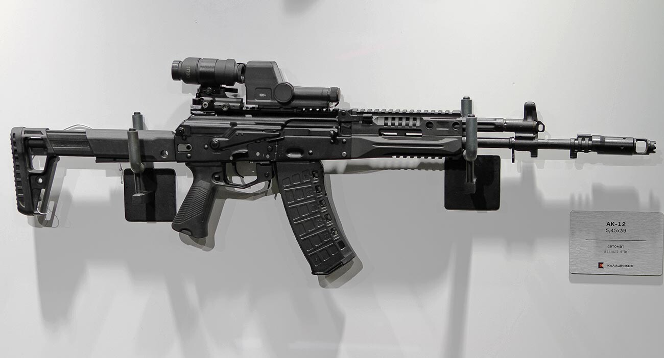 AK-12 za streljivo 5,45×39 mm s redizajniranim kundakom od polimera, pištoljskim rukohvatom i zaštitom okidača, kao i prilagođenoj standardima NATO-a pločici nišanske reglete i zarezima na nišanu koji se koriste u razvijenijoj varijanti AK-19 za NATO streljivo kalibra 5,56x45 mm. 