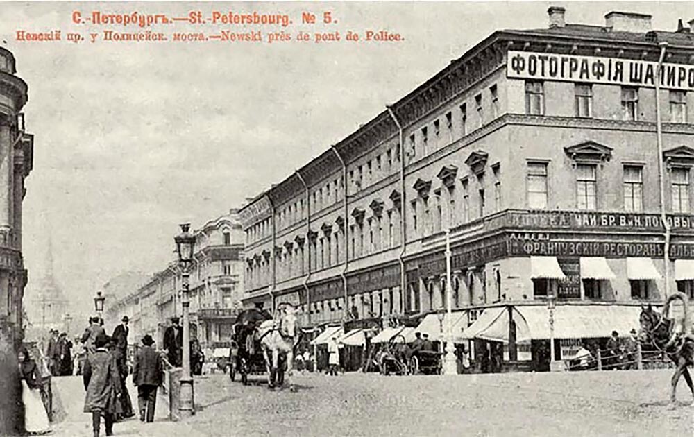Il Palazzo Kotomin, all’angolo tra la prospettiva Nevskij e la Bolshaja Morskaja