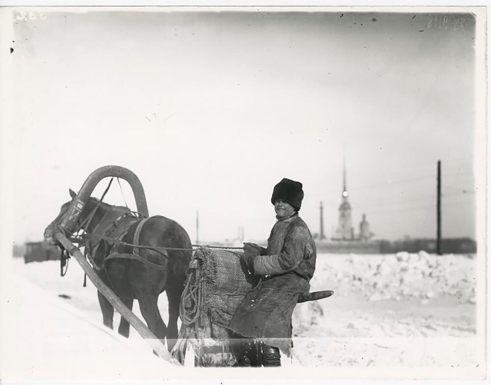 Un conducente di carrozza sulla punta dell’Isola Vasilevskij