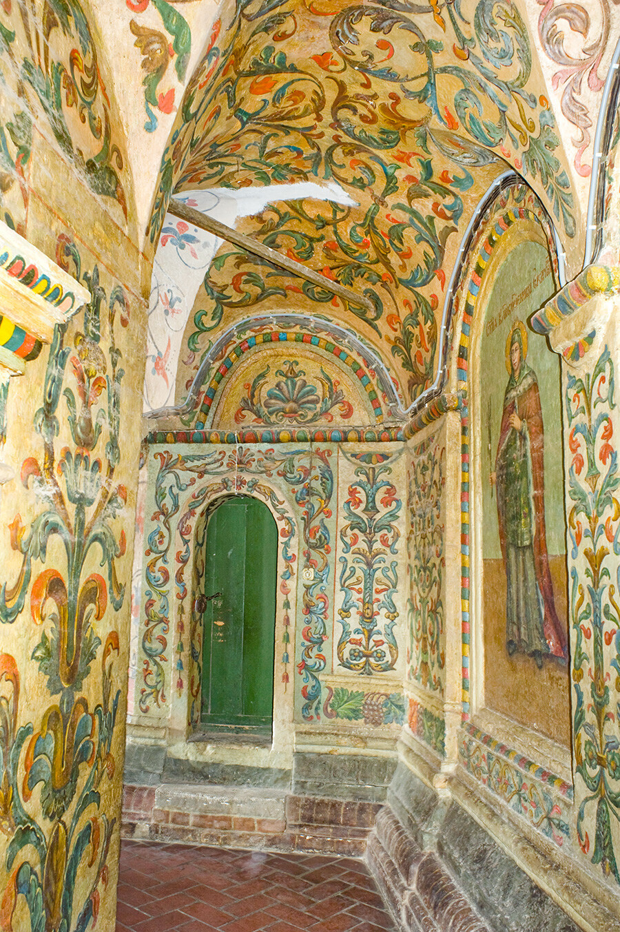 Katedrala Vasilija Blaženega, notranjost. Južni galerijski prehod s stenskimi poslikavami iz 18. stoletja. Levo: podoba sv. Katarine. 2. junij 2012.
