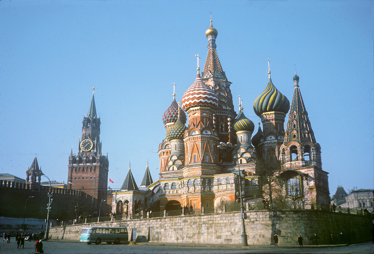 Moskva. Katedrala Pokrova na Rvu (Vasilija Blaženega). Pogled na jug. 20. februar 1972.
