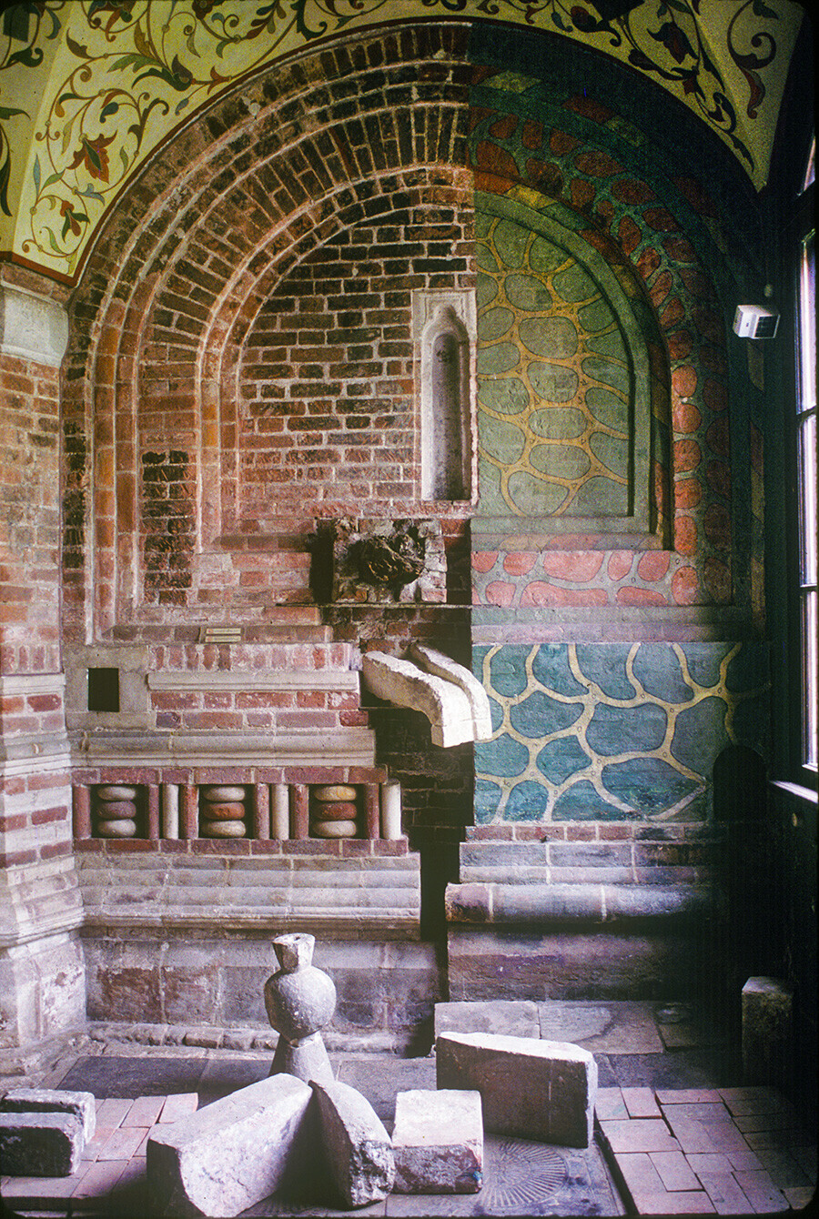 Katedrala Vasilija Blaženega. Pritlični prehod s prikazom gradbenih artefaktov in različnih plasti stenske dekoracije iz 16.–19. stoletja. 21. junij 1994.
