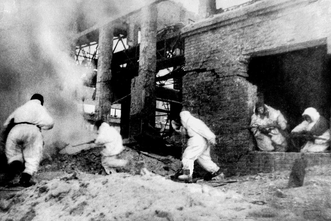 Des soldats soviétiques attaquent les derniers vestiges des troupes allemandes à Stalingrad.