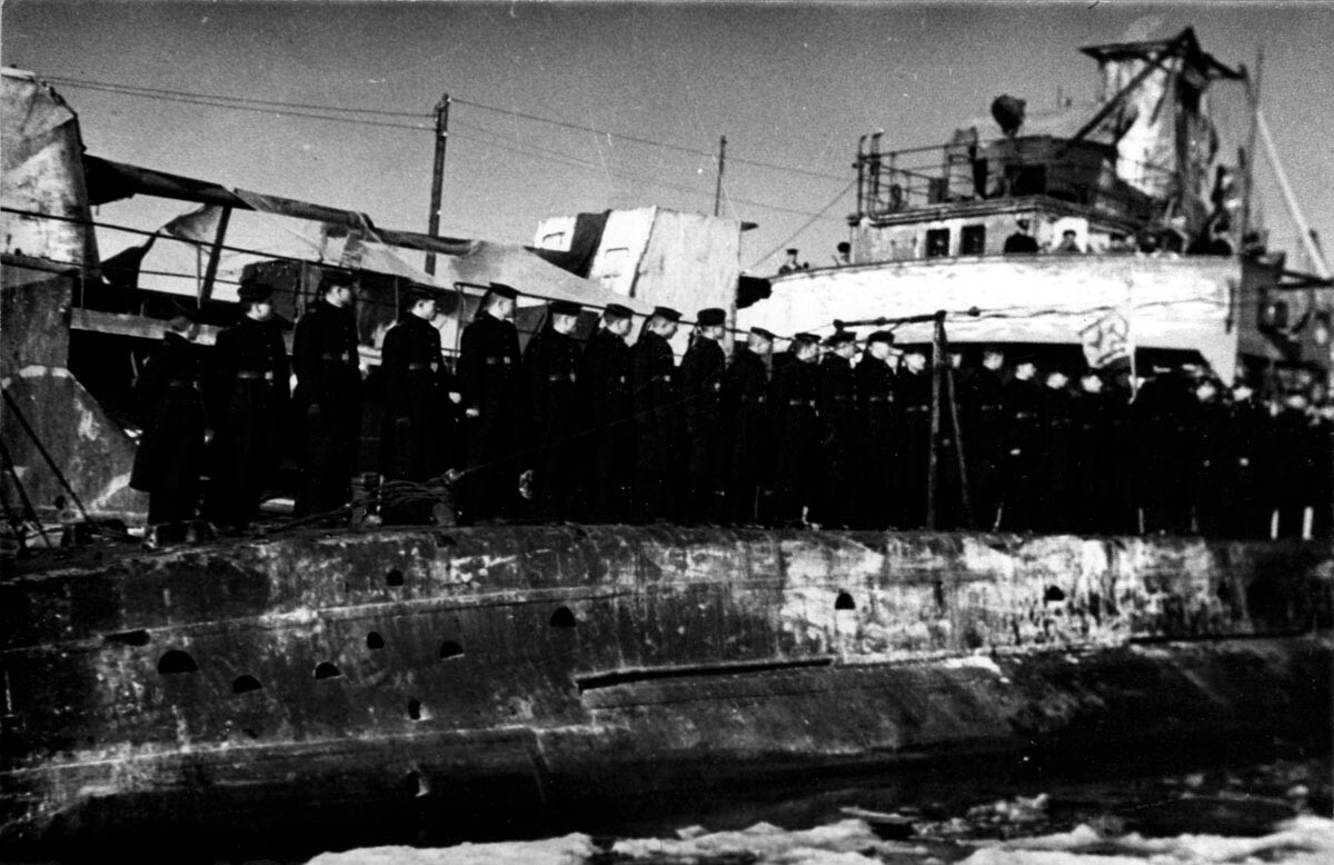 1° de março de 1943. Entrega da Bandeira da Guarda à equipe do Sch-303.