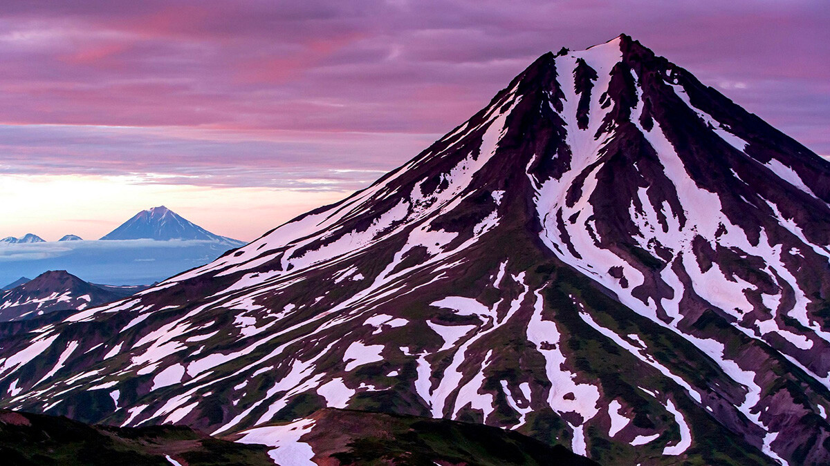 De nombreuses personnes sont attirées par le Kamtchatka pour ses paysages semblant appartenir à une autre planète. Son territoire compte 30 volcans actifs et plus de 160 éteints, dont beaucoup ne peuvent être observés qu'en hélicoptère.