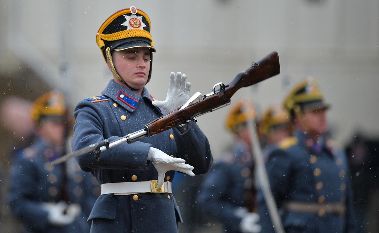 Военнослужащие Президентского полка во время церемонии развода пеших и конных караулов. 