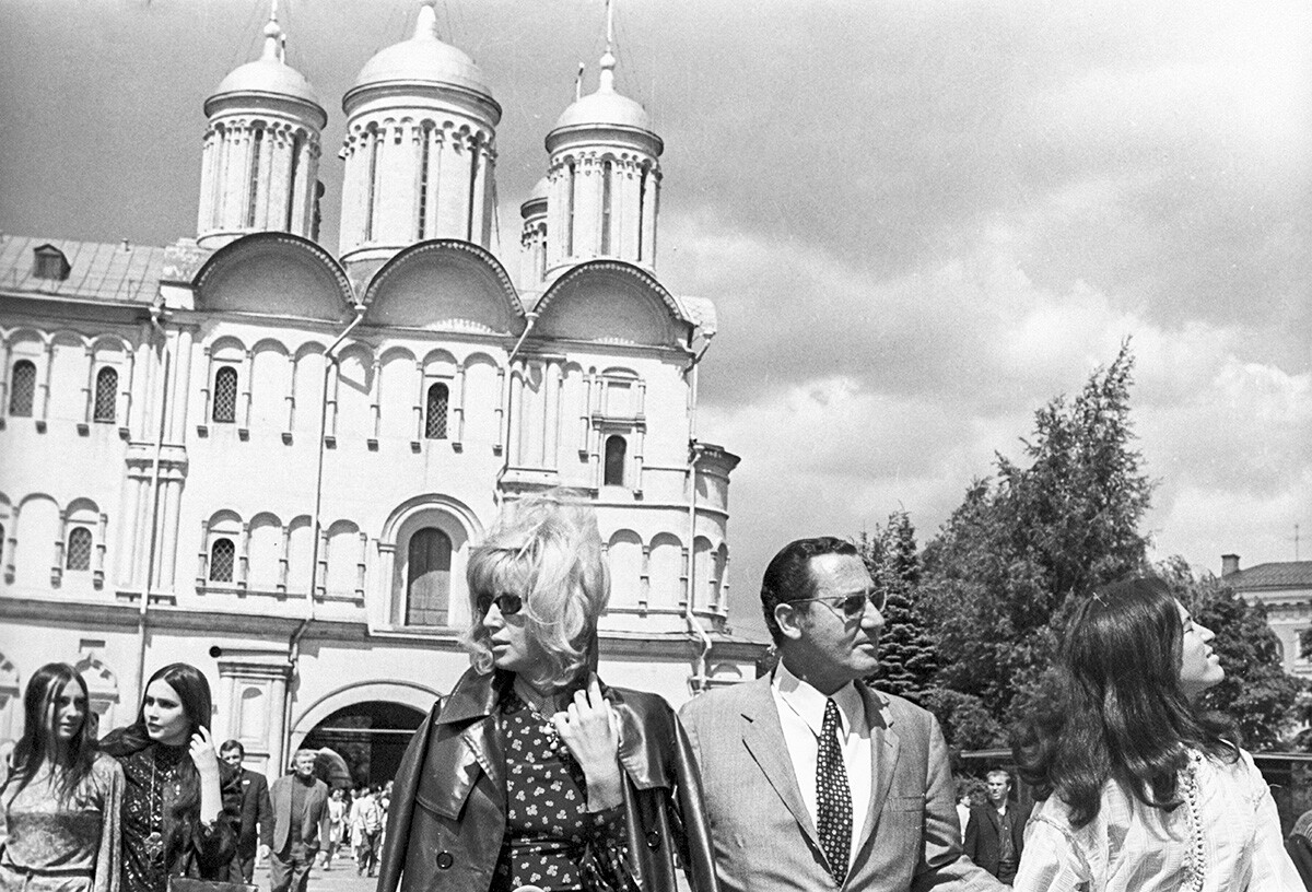Da sinistra, gli attori Monica Vitti, Alberto Sordi e Laila Shed visitano il Cremlino