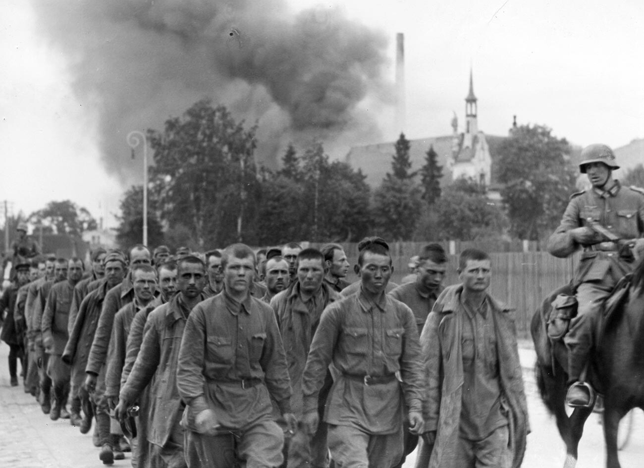 Как през 1941 г. Червената армия търпи страшна катастрофа, но спира ...