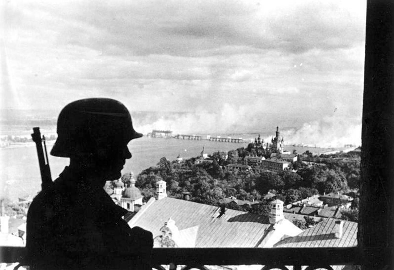 Стражеви пост на Вермахта на цитаделата на град Киев, превзет предния ден, 19.09.1941 г., и изглед към града с горящия Днепърски мост.