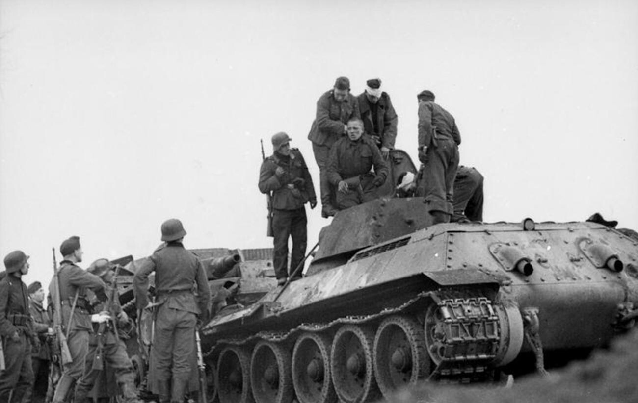 Войници от  3 танкова група по време на пленяването на екипажа на съветски Т-34