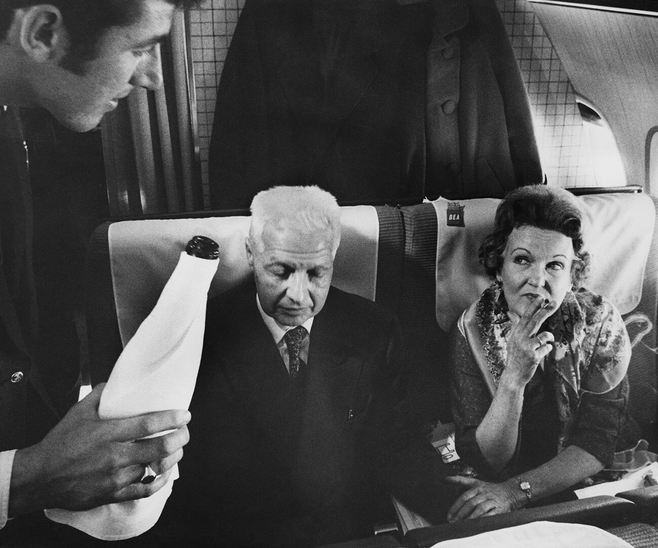 Die russischen Spione Morris und Lona Cohen verlassen am 24. Oktober 1969 den Londoner Flughafen Heathrow mit einem BEA-Flug nach Warschau.