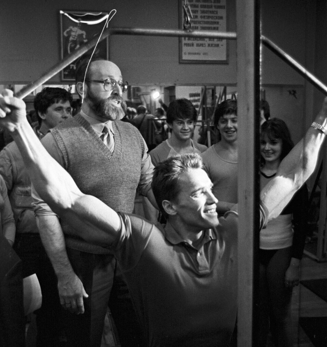 За време на снимањето на американскиот филм „Црвено вжештување“ актерот и бодибилдер Арнолд Шварценегер го запозна својот идол Јуриј Власов. Московски спортски клуб „Атлетика“, февруари 1988 година.
