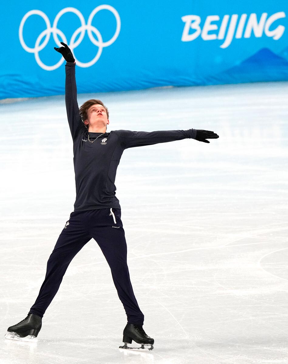 Руски спортиста Јевгениј Семењенко (у тиму Олимпијског комитета Русије) на тренингу уочи екипног такмичења у уметничком клизању на 24. Зимским олимпијским играма 2022.