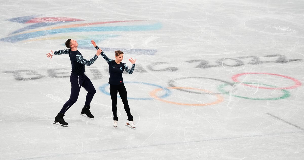 Руски спортисти Анастасија Мишина и Александар Гаљамов (тим Олимпијског комитета Русије) на тренингу пред такмичење у екипном уметничком клизању на 24. Зимским олимпијским играма 2022.